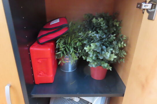 Reol med indhold af diverse engangservice mv.