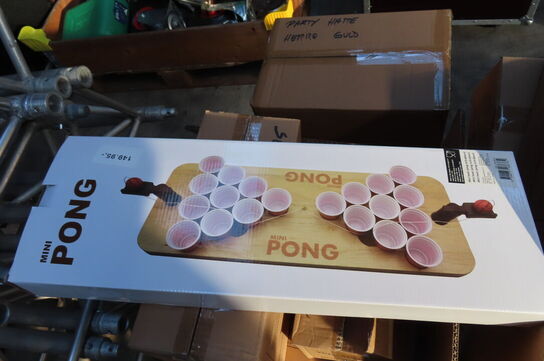 Diverse nytårsting af hatte, raketholder, dug mv.