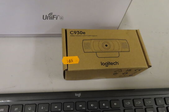 3 stk tastaturer samt webcam og dockstation