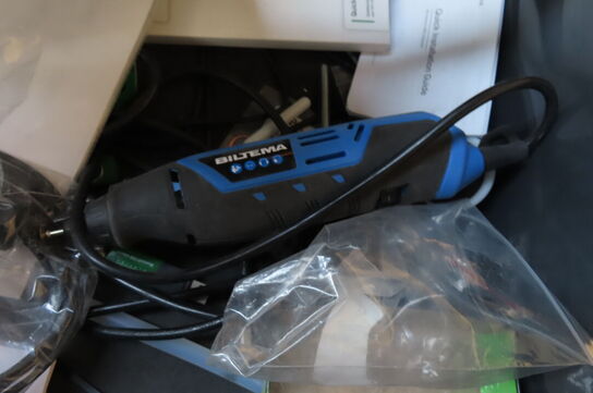 Reol med indhold af diverse clips, pærer mv.