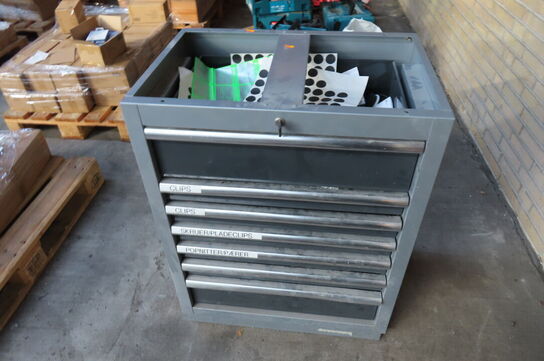 Reol med indhold af diverse clips, pærer mv.