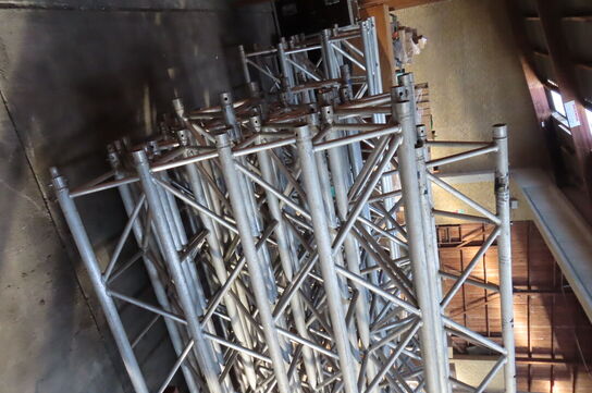 Diverse beslag til truss-sektioner samt 2 stk lamper  MARTIN