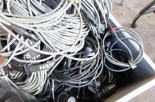 2 stk lamper samt diverse kabler