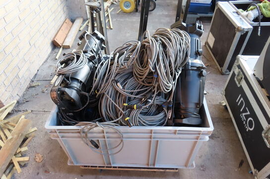 2 stk lamper samt diverse kabler