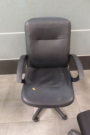 3 stk kontorstole samt bord