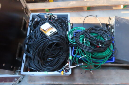 Palle med diverse ledninger og 3 stk forstærkere