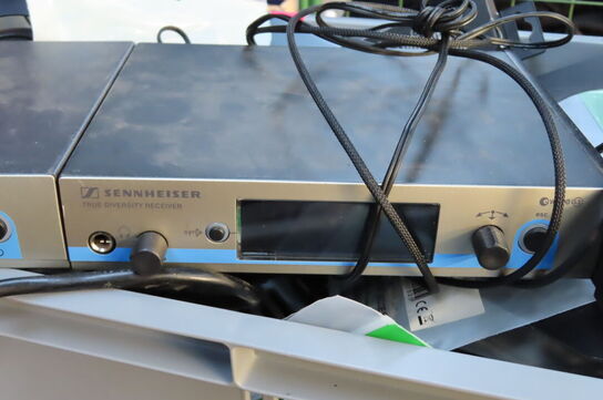 Palle med diverse flightcases, lydudstyr mv.