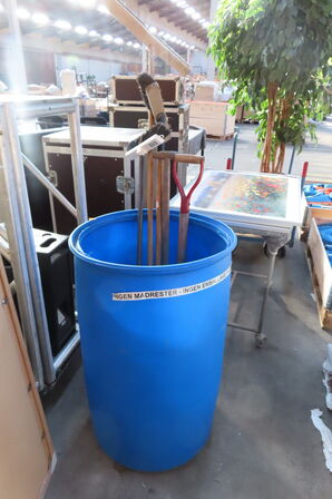 3 malerier, 2 rullevogne, haveredskaber og 2 blomster