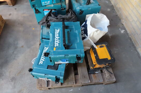 Diverse tomme kasser MAKITA samt arbejsradio