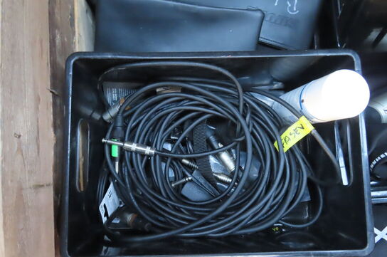 Palle med diverse mikrofoner ledninger og tilbehør