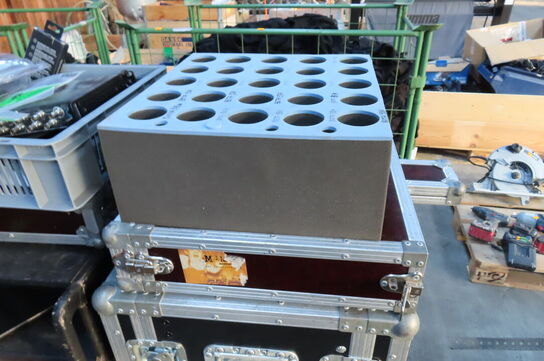 Palle med diverse flightcases, lydudstyr mv.