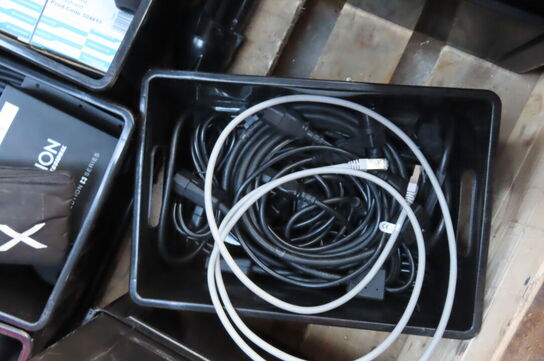 Palle med diverse mikrofoner ledninger og tilbehør