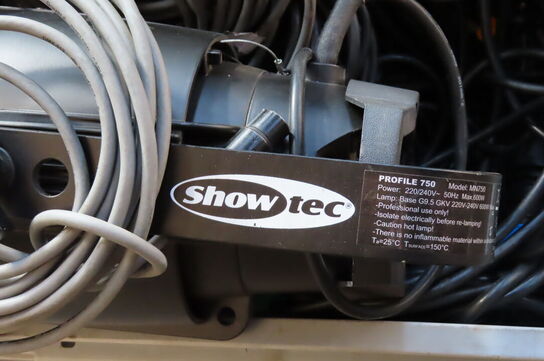 2 stk lamper samt diverse kabler