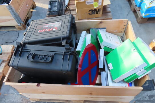 Palle med kasser, pærer, skilte mv.