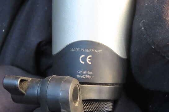 Palle med diverse mikrofoner ledninger og tilbehør