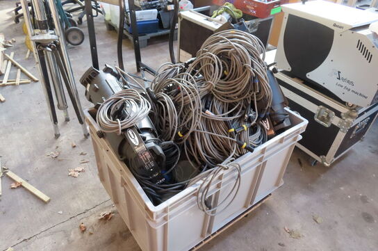 2 stk lamper samt diverse kabler