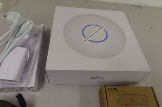 3 stk tastaturer samt webcam og dockstation