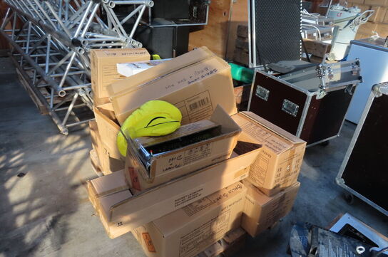 Diverse nytårsting af hatte, raketholder, dug mv.