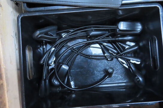 Palle med diverse mikrofoner ledninger og tilbehør