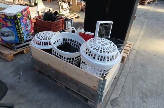 Palle med diverse kurve, støvsuger mv.