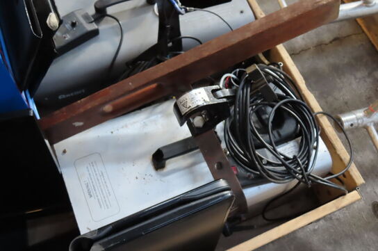 Palle med diverse røgmaskiner, højtaler, skærme mv.