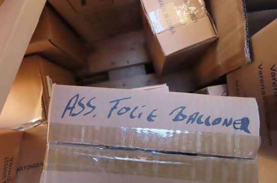 Diverse nytårsting af hatte, raketholder, dug mv.