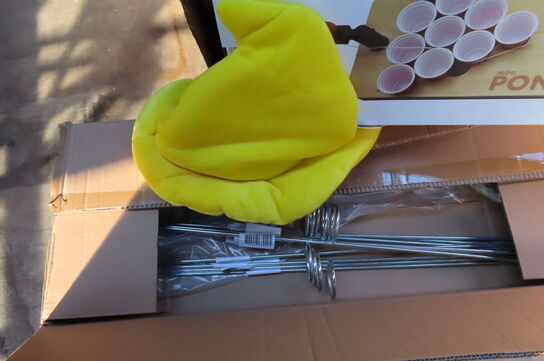 Diverse nytårsting af hatte, raketholder, dug mv.