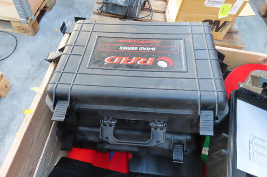 Palle med kasser, pærer, skilte mv.