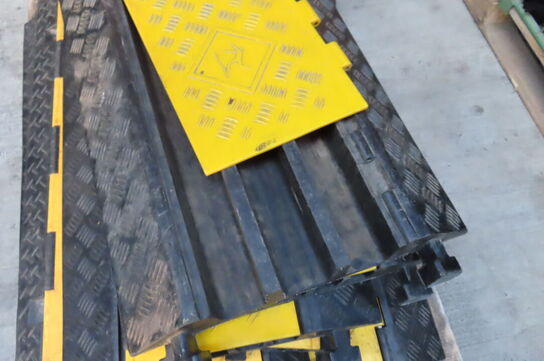 9 stk kabelbeskyttere.