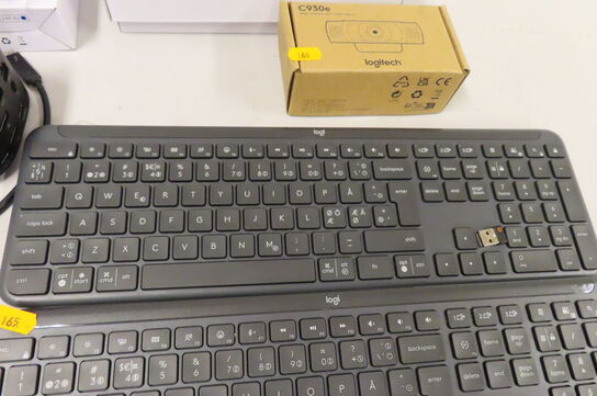 3 stk tastaturer samt webcam og dockstation