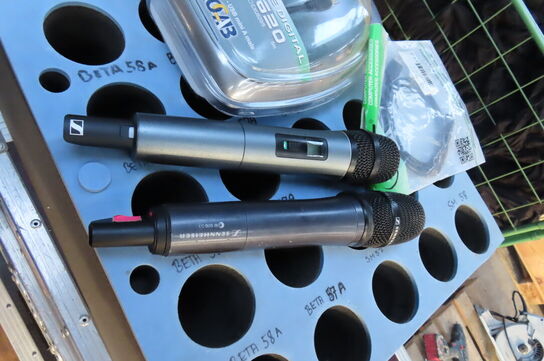 Palle med diverse flightcases, lydudstyr mv.