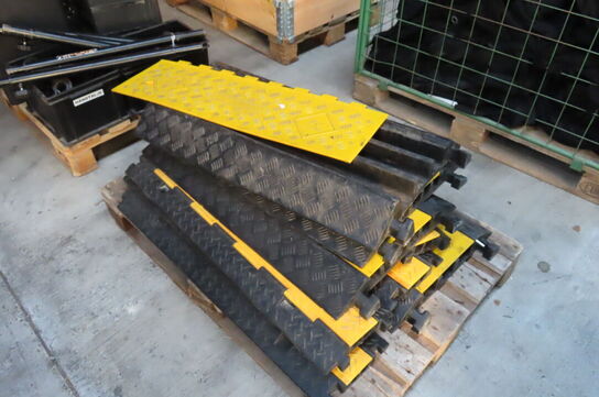 9 stk kabelbeskyttere.