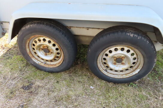 Hestetrailer BRENDERUP 33 med indhold