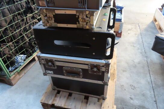 Palle med diverse flightcases, lydudstyr mv.