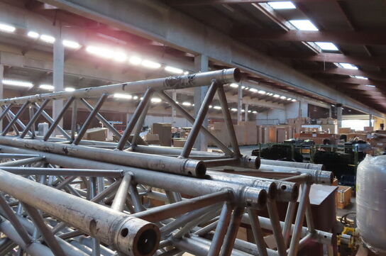 Diverse beslag til truss-sektioner samt 2 stk lamper  MARTIN