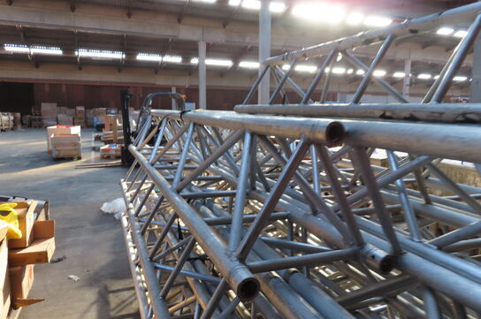 Diverse beslag til truss-sektioner samt 2 stk lamper  MARTIN