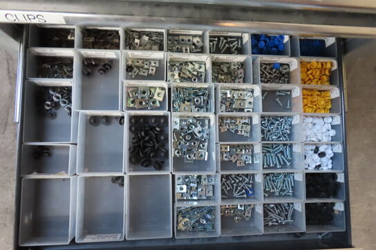 Reol med indhold af diverse clips, pærer mv.