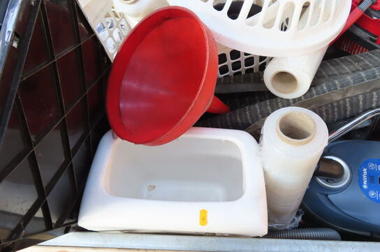 Palle med diverse kurve, støvsuger mv.