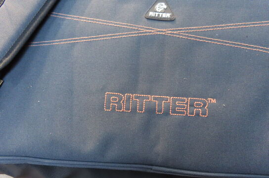 Palle med diverse mikrofoner ledninger og tilbehør