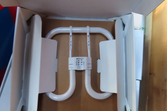 Palle med kasser, pærer, skilte mv.