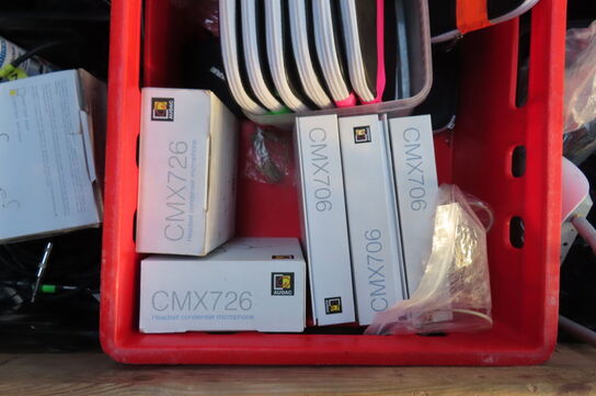 Palle med diverse mikrofoner ledninger og tilbehør