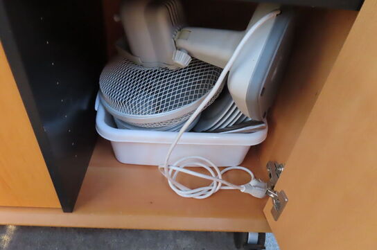 Reol med indhold af diverse engangservice mv.