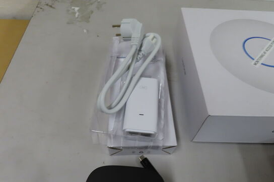 3 stk tastaturer samt webcam og dockstation