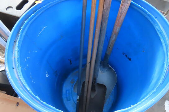 3 malerier, 2 rullevogne, haveredskaber og 2 blomster