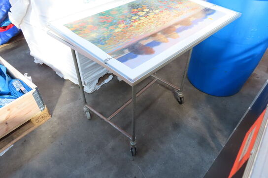 3 malerier, 2 rullevogne, haveredskaber og 2 blomster