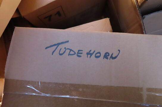 Diverse nytårsting af hatte, raketholder, dug mv.