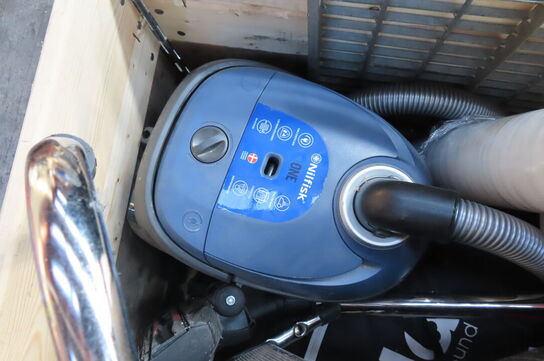 Palle med diverse kurve, støvsuger mv.