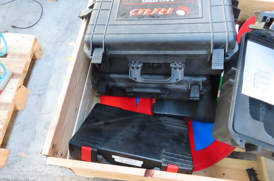 Palle med kasser, pærer, skilte mv.