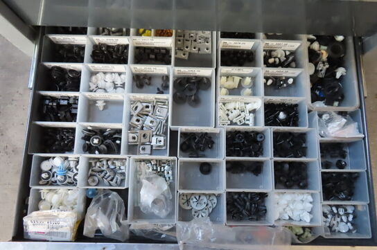 Reol med indhold af diverse clips, pærer mv.