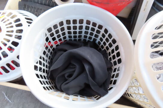 Palle med diverse kurve, støvsuger mv.